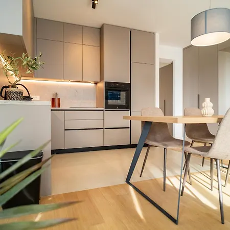 South&west By Belmont Realty Apartman *